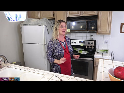 ❤️ Ibu tiri memerah susunya di dapur sebelum tarikhnya Video seks pada ms.hentaibar.ru ❌